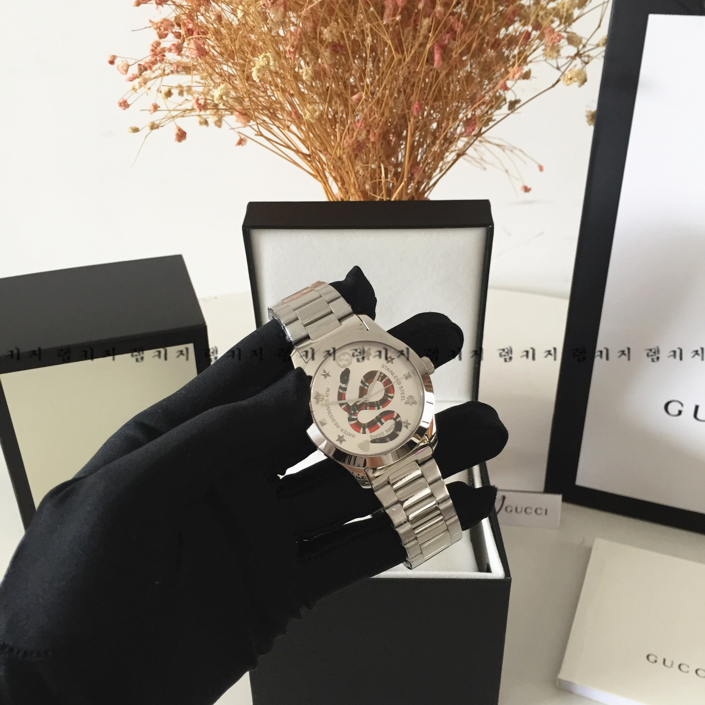 구찌 G 타임리스 킹 스네이크 은장 메탈시계